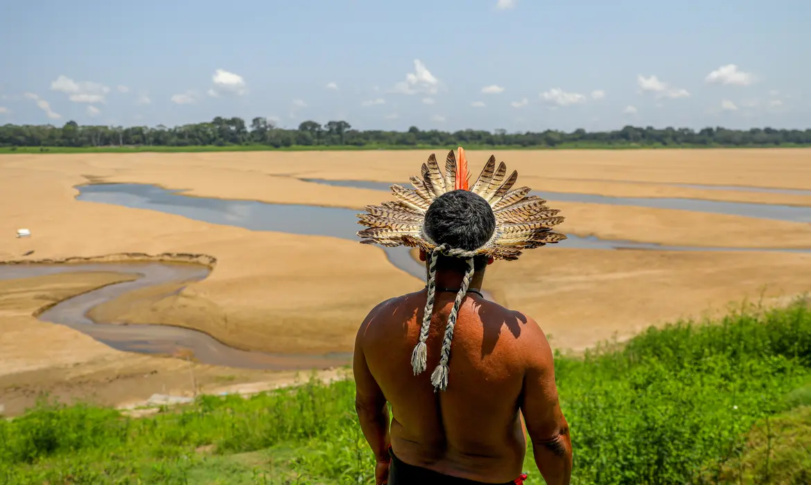 Rio Negro volta a subir e alaga ilha que marcou seca histórica