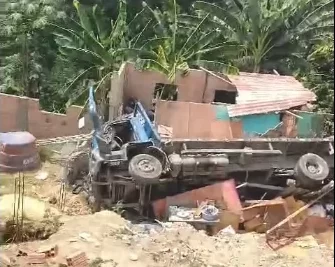 Caminhão descontrolado atinge residência no bairro Mauazinho, em Manaus