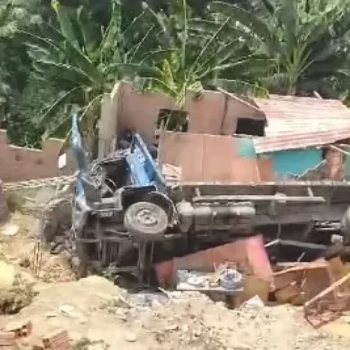 Caminhão descontrolado atinge residência no bairro Mauazinho, em Manaus