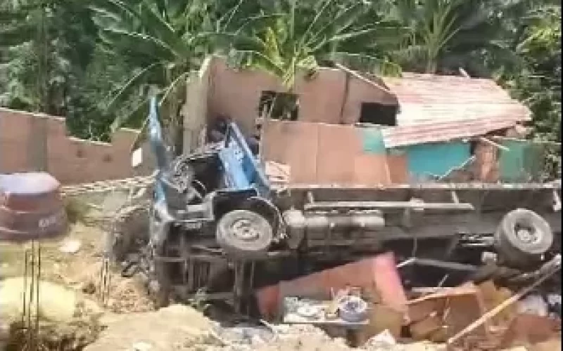 Caminhão descontrolado atinge residência no bairro Mauazinho, em Manaus