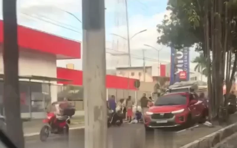 Motociclista se envolve em acidente e fica ferido na Avenida Rodrigo Otávio, em Manaus