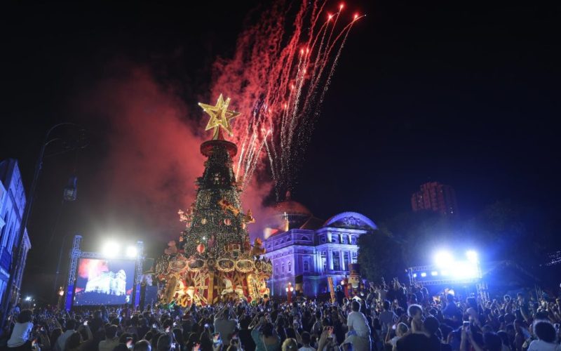 Grande público ocupa o Largo de São Sebastião na inauguração da temporada natalina