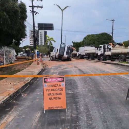 Trânsito é retomado parcialmente após caminhão de lixo cair em cratera na avenida Coronel Teixeira