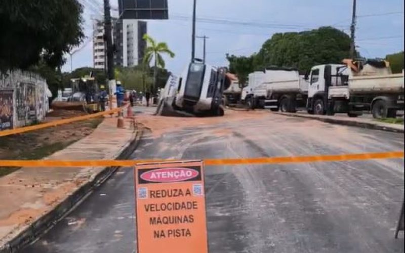 Trânsito é retomado parcialmente após caminhão de lixo cair em cratera na avenida Coronel Teixeira