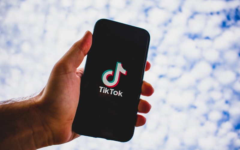 TikTok corre o risco de ser multado em até R$ 50 milhões por coleta ilegal de dados de menores